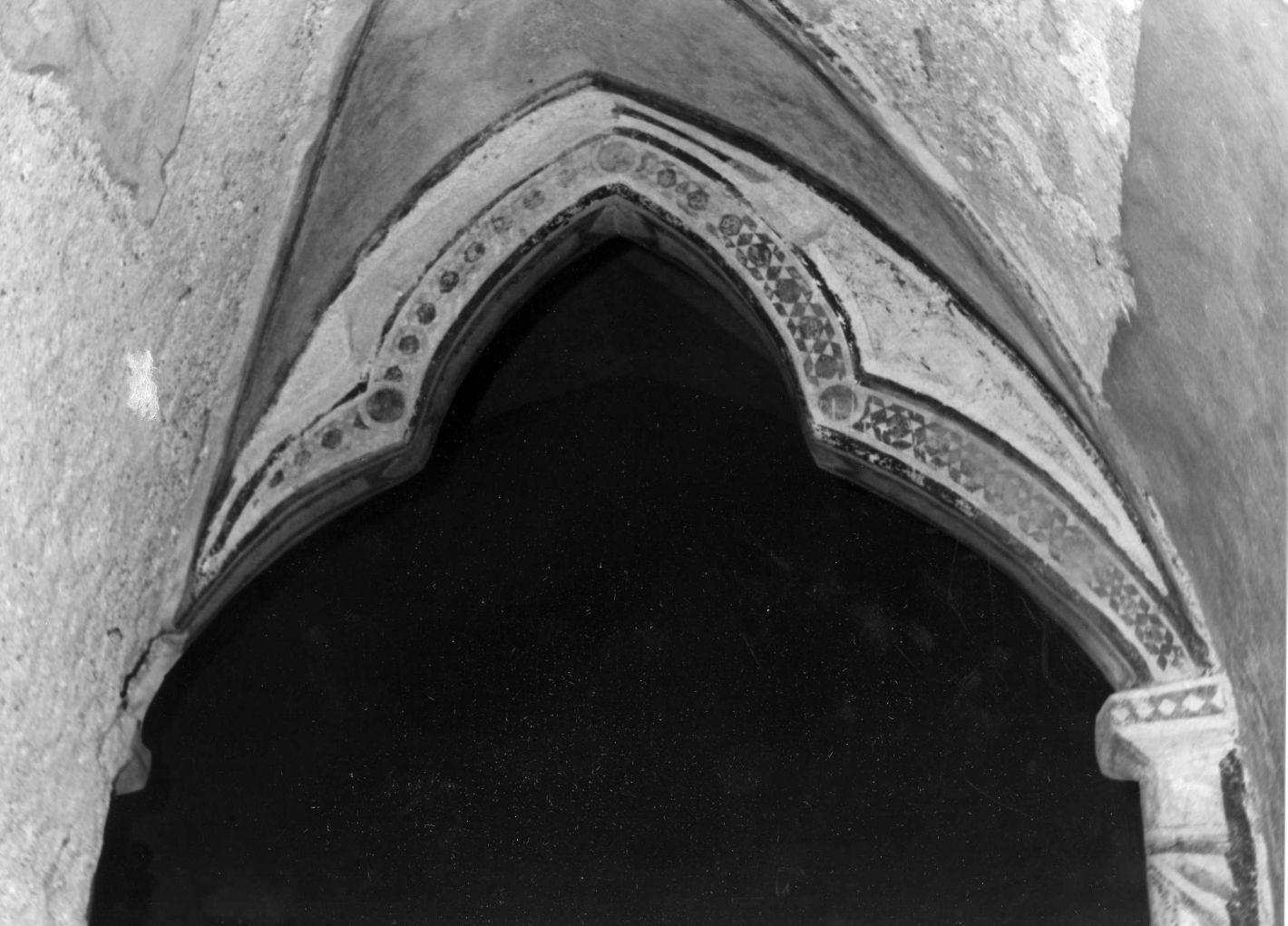 motivi decorativi geometrici (arco) - bottega campana (sec. XIV)