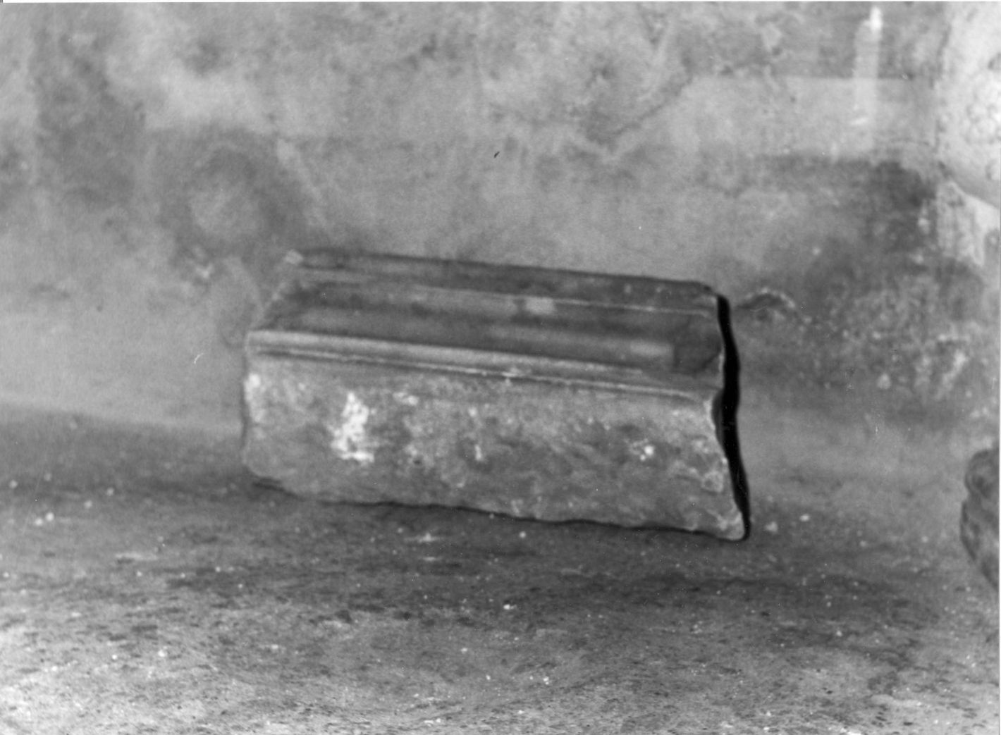 trabeazione, frammento - bottega campana (sec. XVI)