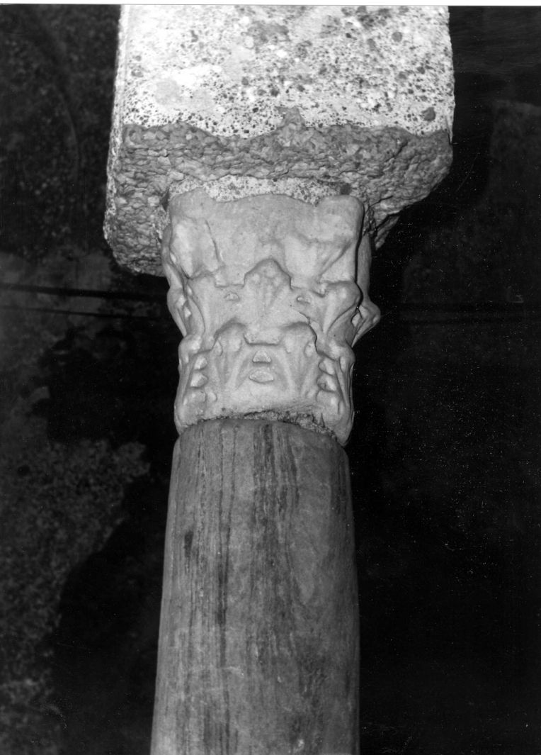 motivi decorativi a foglie d'acanto (capitello) - bottega campana (sec. XIII)