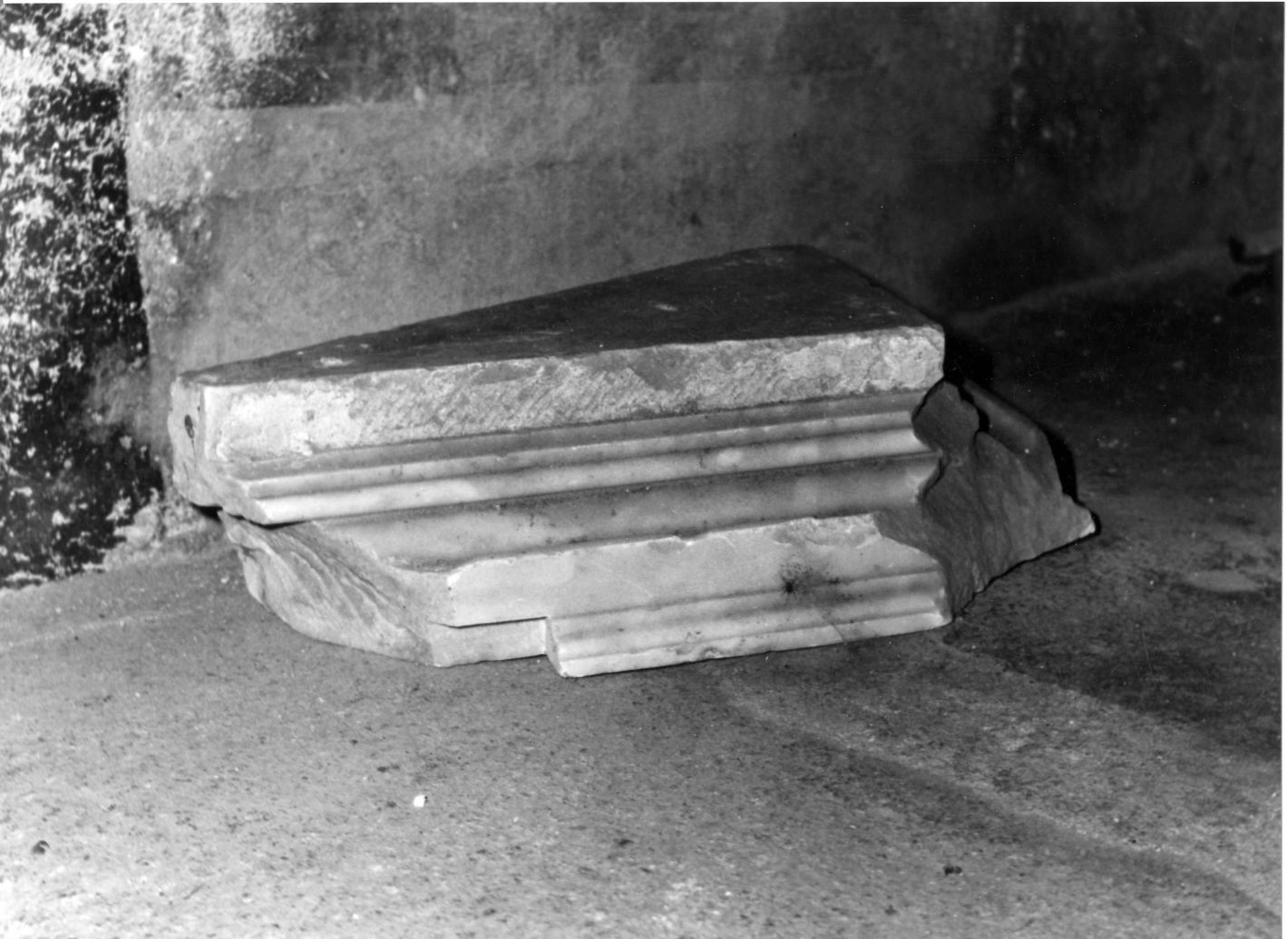 base, frammento - bottega campana (sec. XVI)