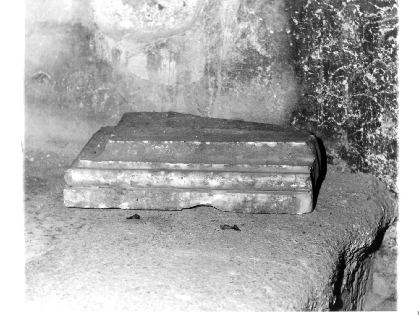 base, frammento - bottega campana (sec. XVI)