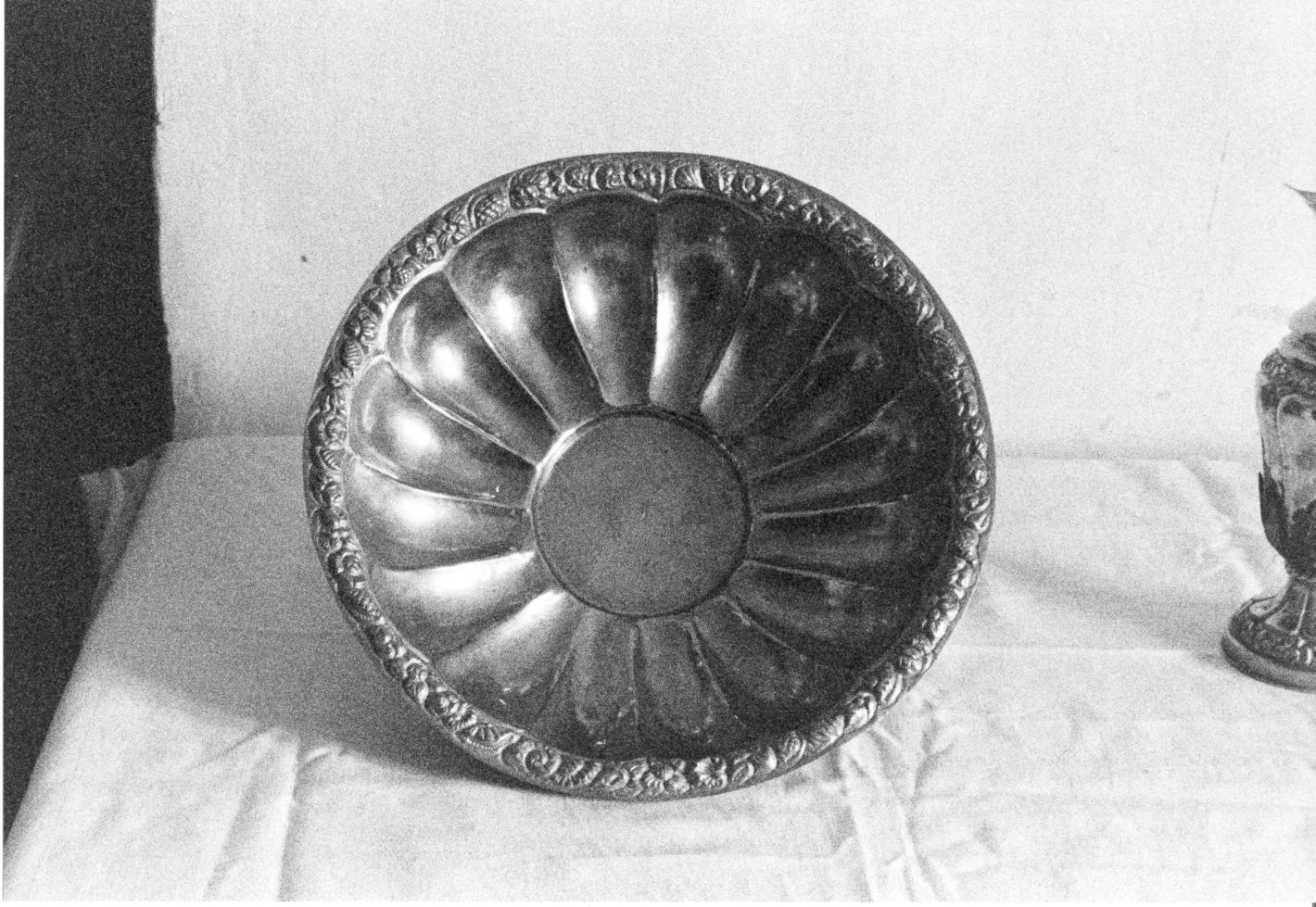 bacile, opera isolata - bottega campana (metà sec. XX)