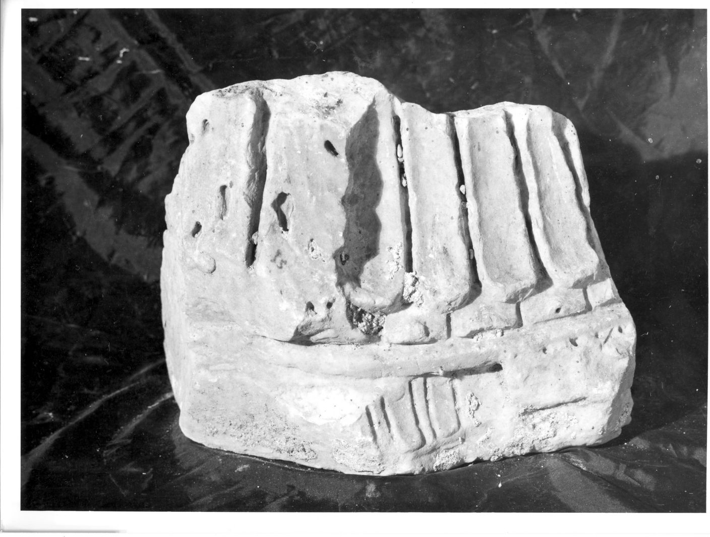 capitello corinzio, frammento - bottega campana (secc. XI/ XII)