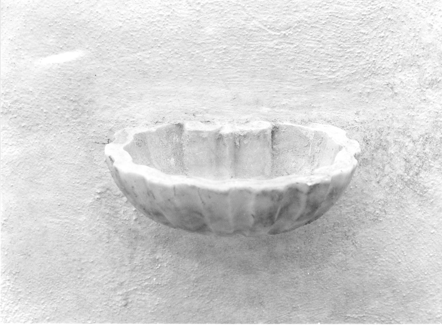 acquasantiera - a conchiglia - bottega campana (sec. XVIII)