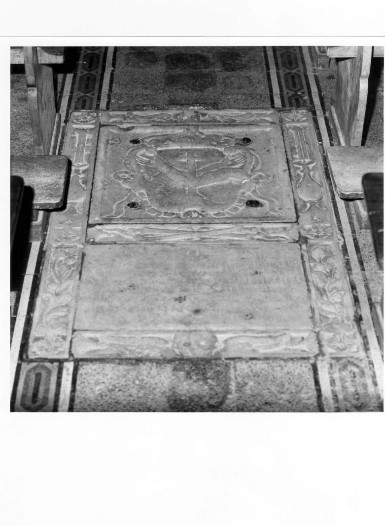 stemma dell'Ordine francescano (lastra tombale) - bottega campana (sec. XVII)