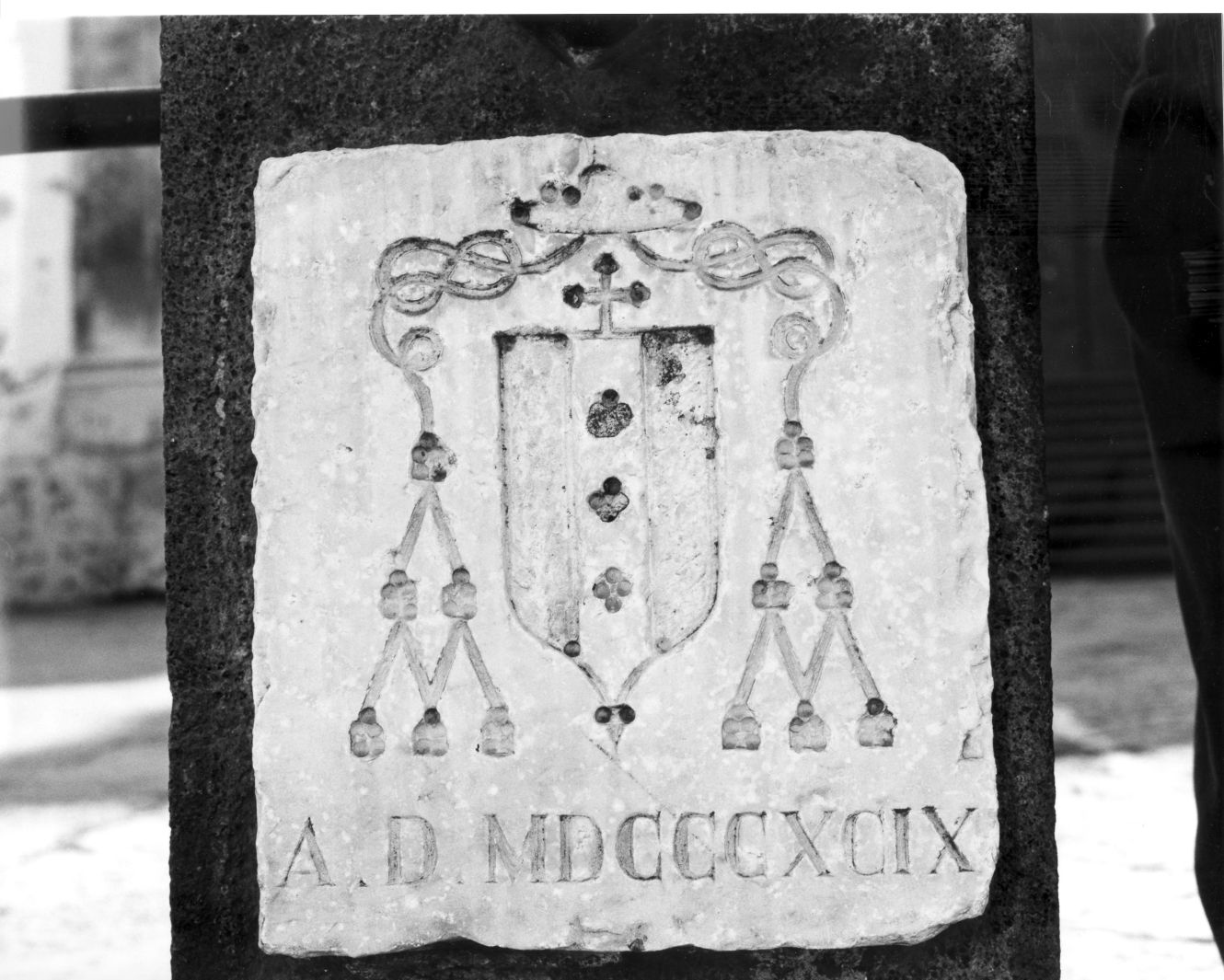 stemma vescovile (lapide) - bottega campana (sec. XIX)