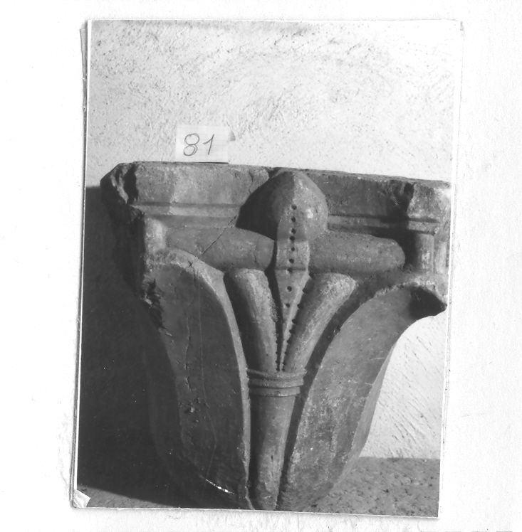capitello, elemento d'insieme - bottega campana (sec. XIII)