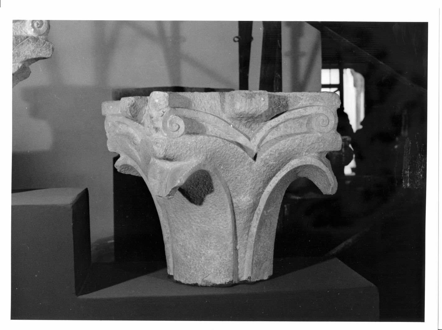 capitello, elemento d'insieme - bottega campana (sec. XII)