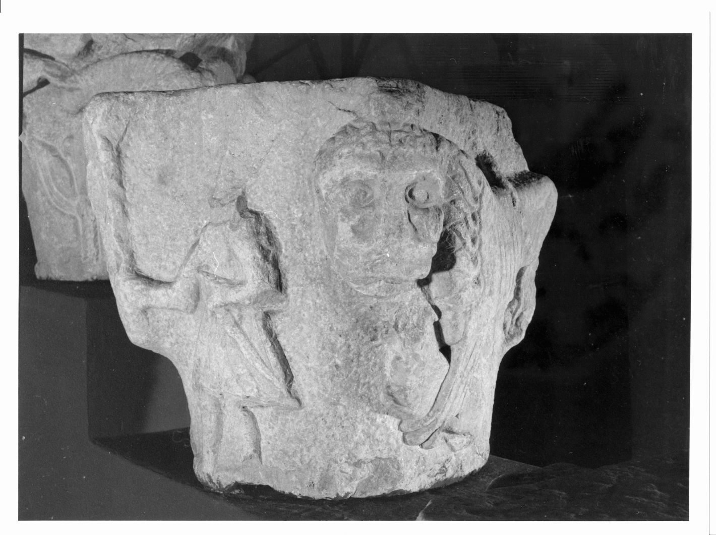 capitello, elemento d'insieme - bottega campana (sec. XII)