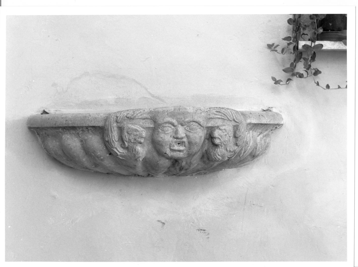 acquasantiera da parete, frammento - bottega campana (sec. XVII)