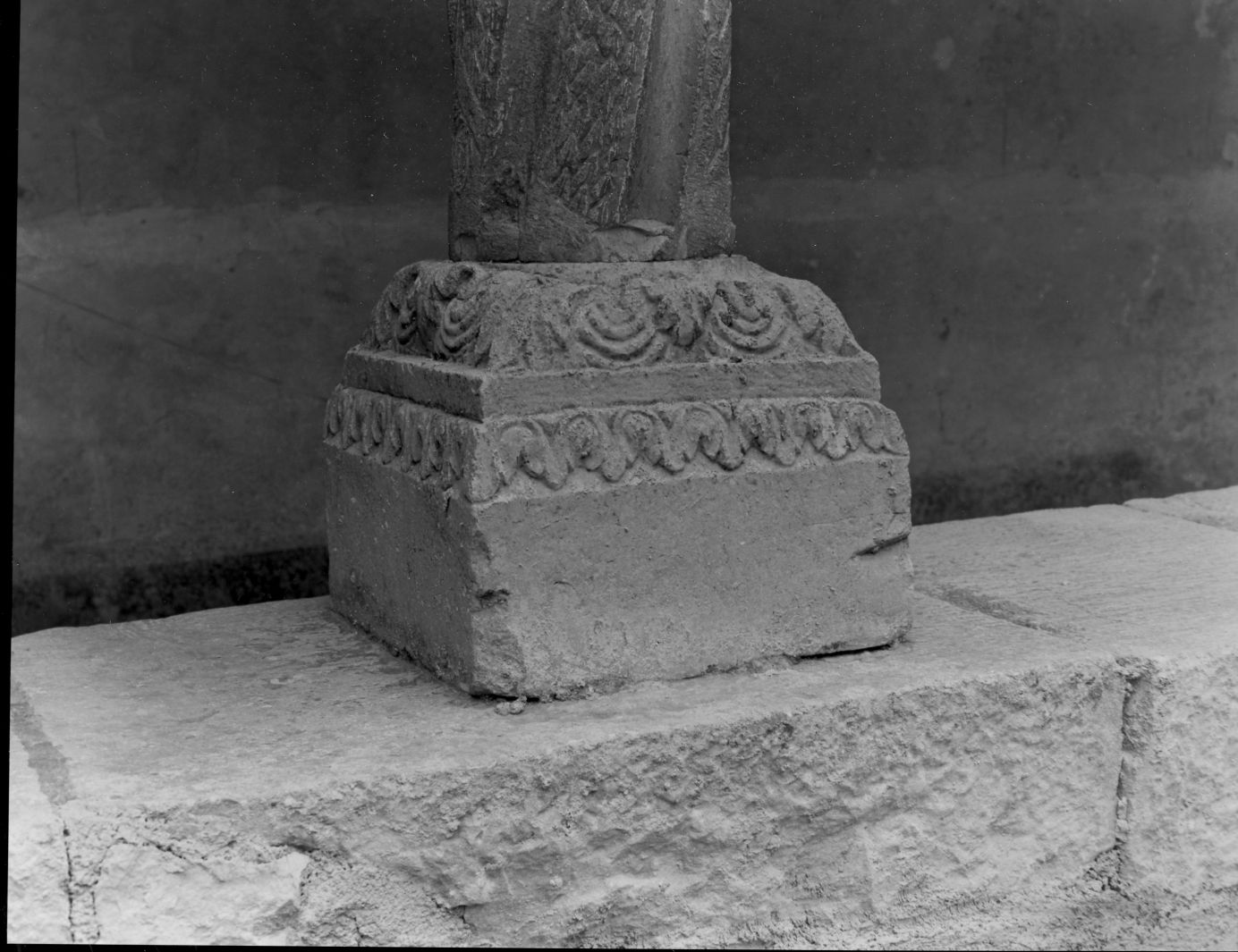 base di colonna - bottega campana (sec. XIII)