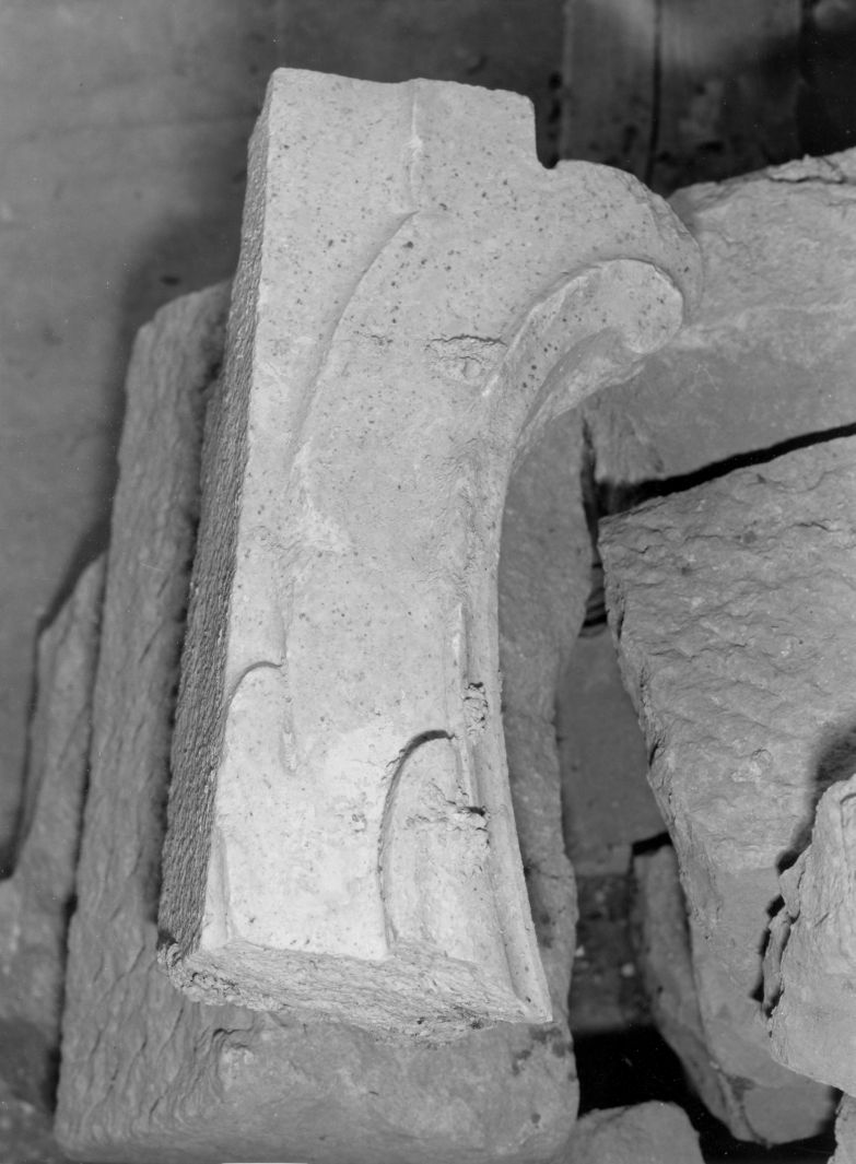 decorazione plastica, frammento - bottega campana (sec. XVIII)