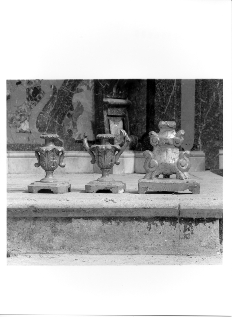 vaso d'altare con composizione floreale, frammento - bottega campana (sec. XVIII)