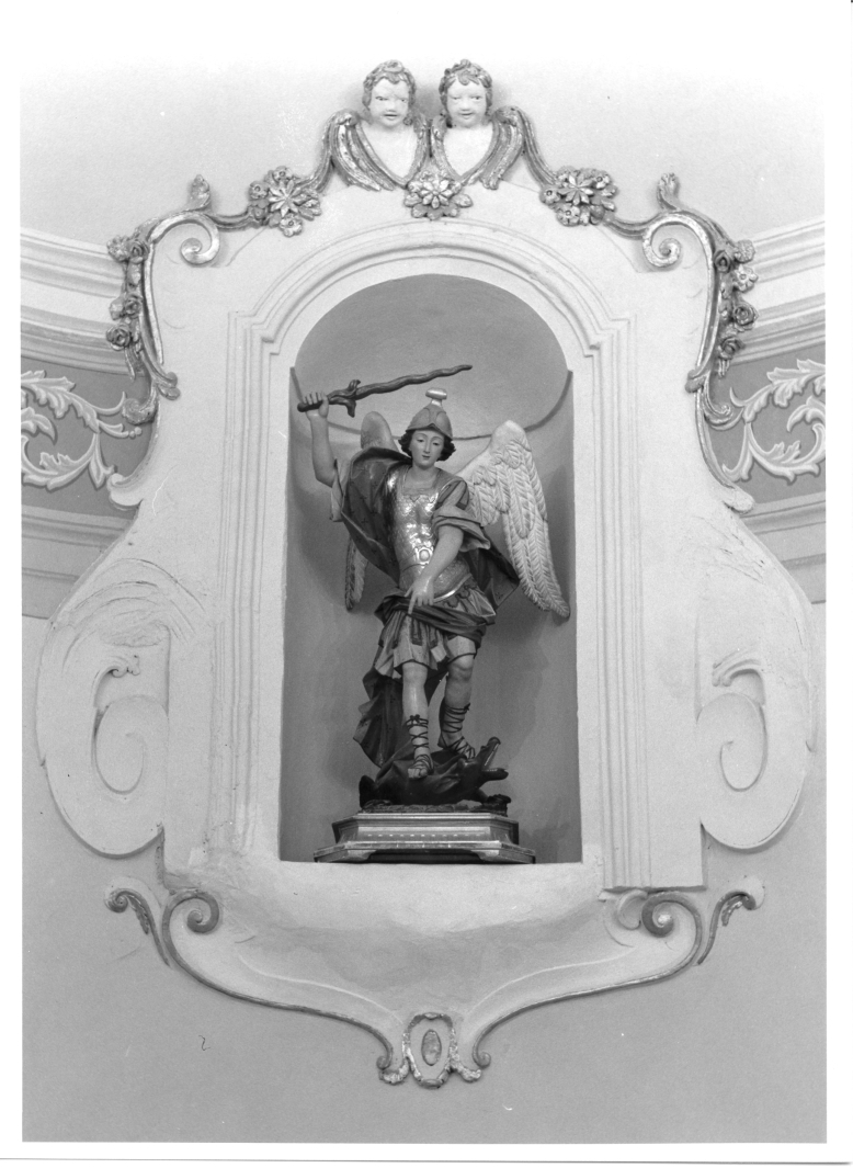 cornice architettonica con motivi decorativi e figure (decorazione plastica) - bottega campana (sec. XVIII)