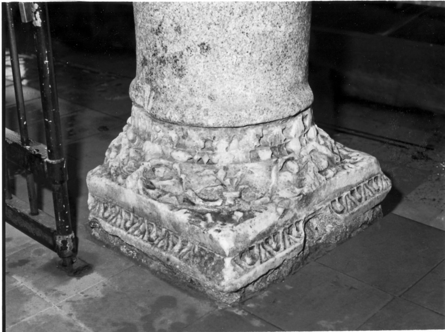 motivi decorativi a dentelli (base di colonna) - bottega Italia meridionale (sec. IX)