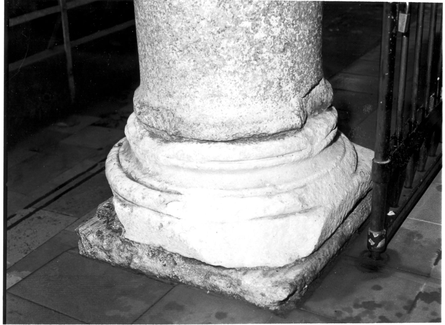 base di colonna - bottega Italia meridionale (sec. IX)