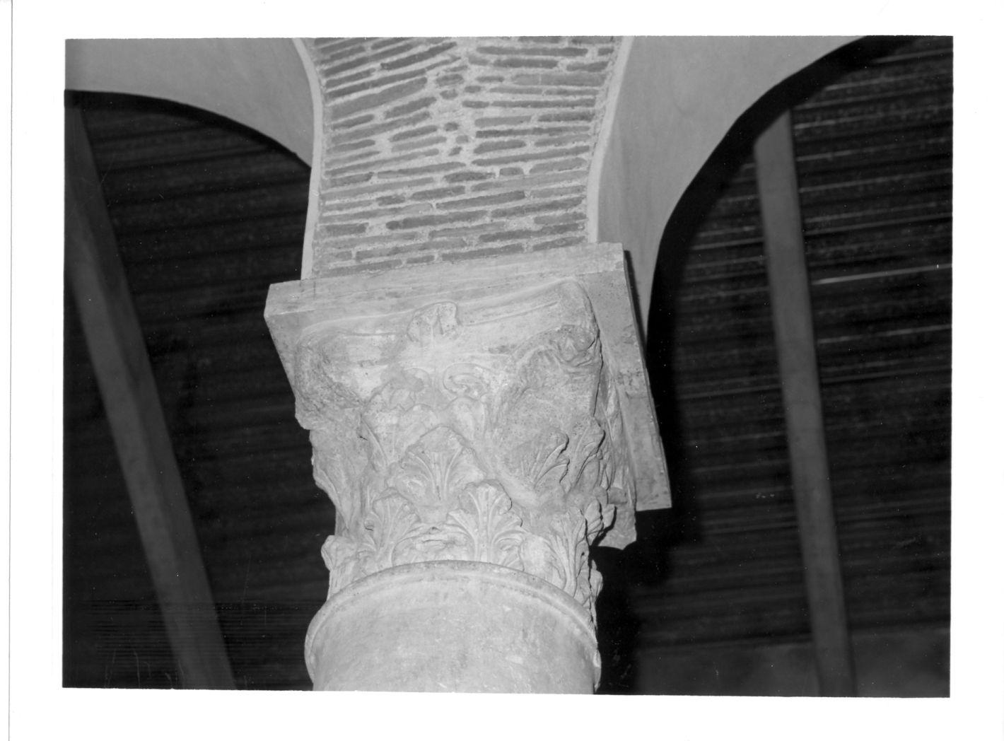 capitello, elemento d'insieme - bottega Italia meridionale (sec. IX)