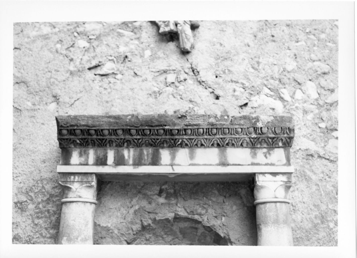 architrave, frammento - bottega campana (prima metà sec. XVII)