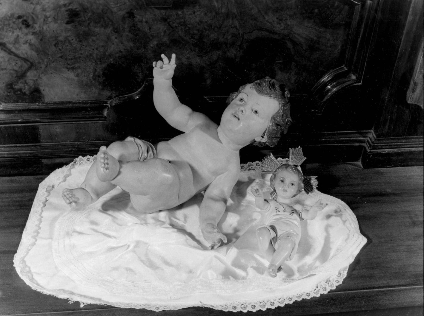 Gesù Bambino (scultura, coppia) - bottega Italia meridionale (fine/inizio secc. XVIII/ XIX)