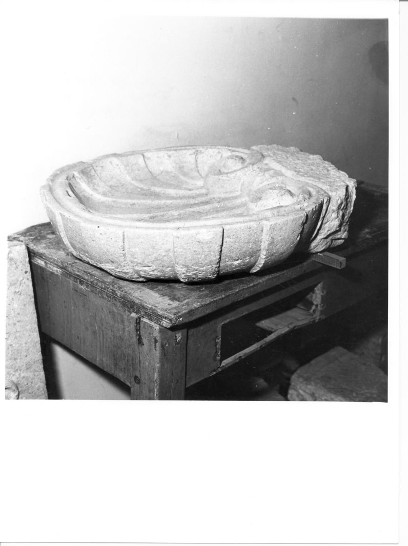 acquasantiera - a conchiglia, opera isolata - bottega Italia meridionale (sec. XVIII)