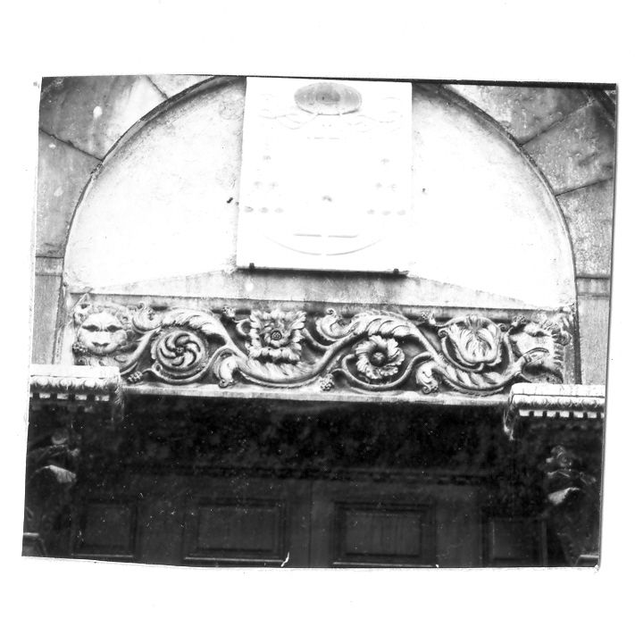 figura femminile (rilievo, frammento) - bottega Italia meridionale (sec. XVII)