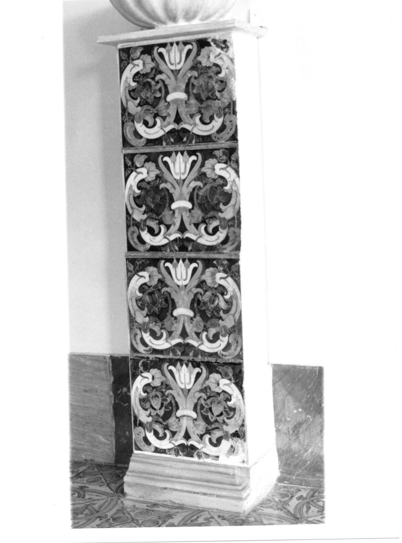 motivi decorativi floreali (fusto di acquasantiera) - bottega campana (sec. XVIII)