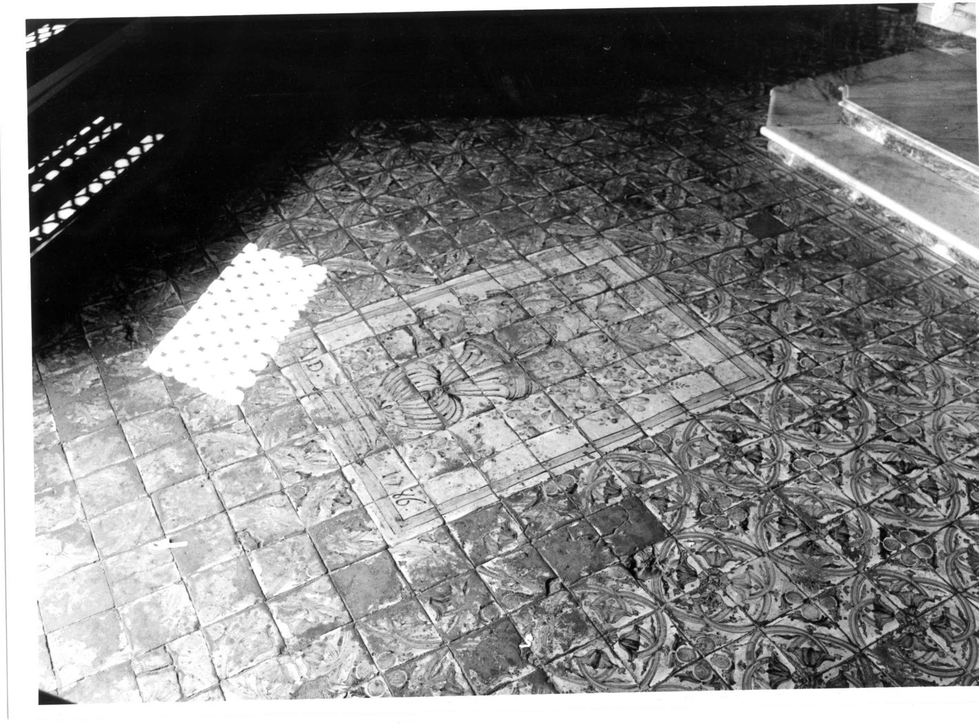 motivi decorativi floreali (riggiola) - ambito campano (sec. XVIII)