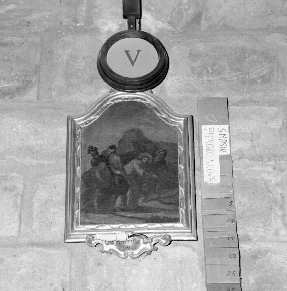 stazione V: Gesù aiutato da Simone il Cireneo a portare la croce (Via Crucis, elemento d'insieme) - ambito emiliano (sec. XVII)