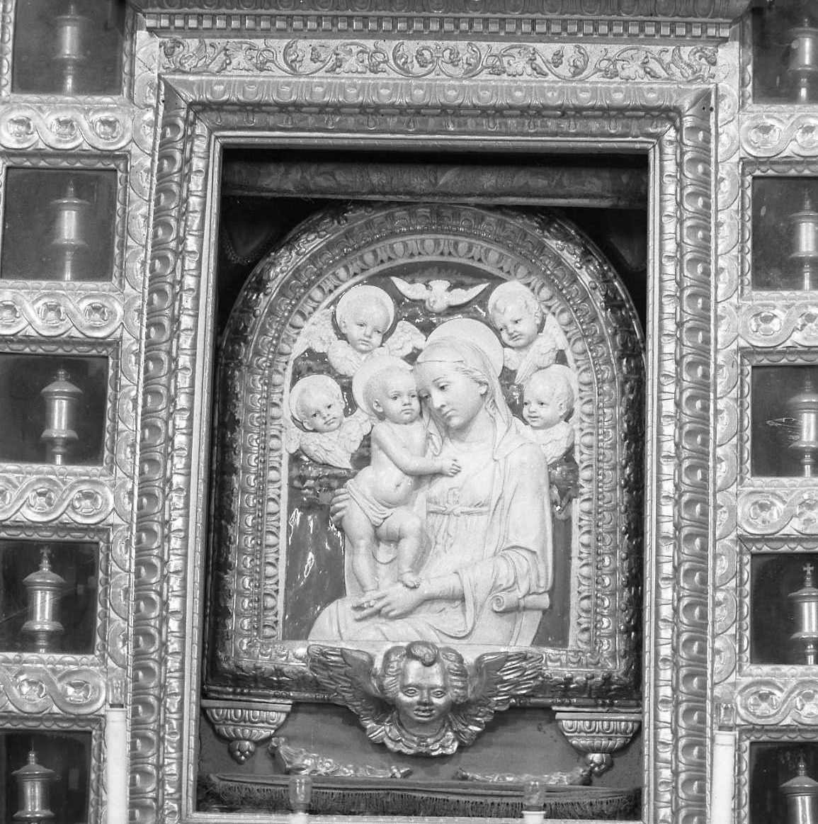 Beata Vergine delle Grazie di Boccadirio, Madonna con Bambino e angeli (rilievo) di Della Robbia Andrea (bottega) (inizio sec. XVI)