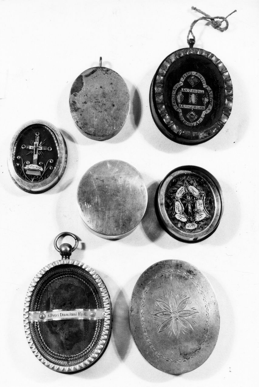 reliquiario a capsula - a medaglione, serie - manifattura Italia settentrionale (secc. XVIII/ XIX)