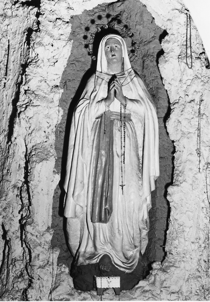 Apparizione della Madonna a Lourdes (statua) di Brandini Giuseppe Maria (primo quarto sec. XX)