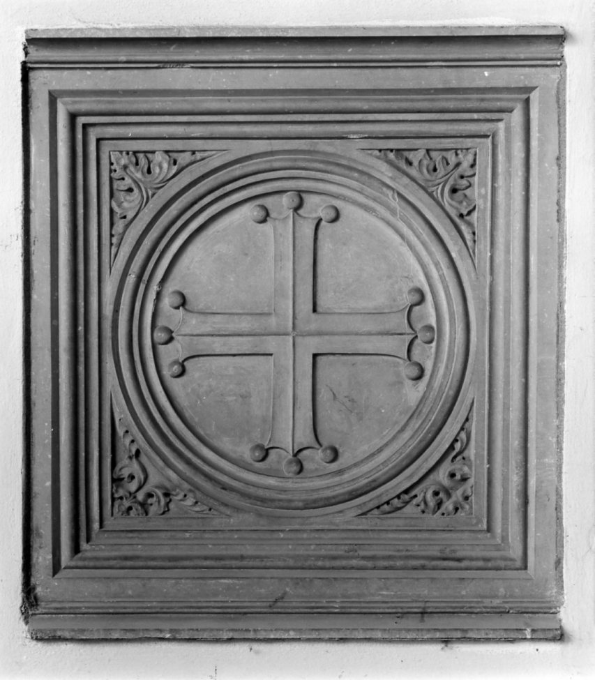Croce/ motivi decorativi vegetali (rilievo) - produzione emiliana (sec. XX)
