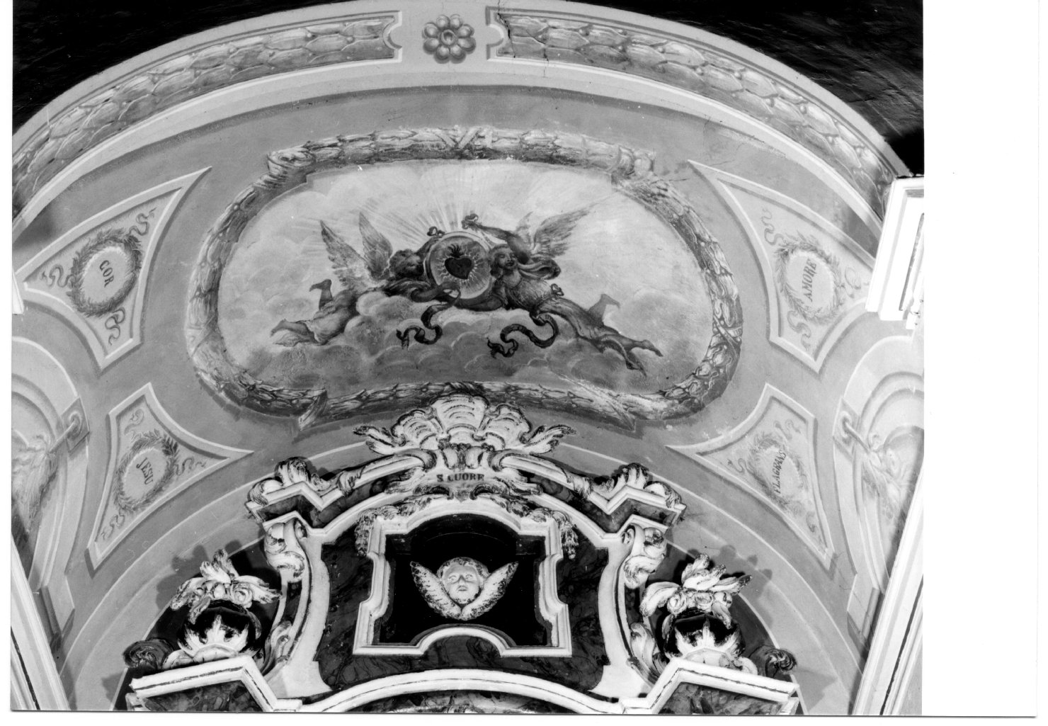 motivi decorativi architettonici; angeli che reggono il Sacro Cuore di Gesù (dipinto) di Baseggio Massimo detto Ferrarese (secc. XVIII/ XIX)