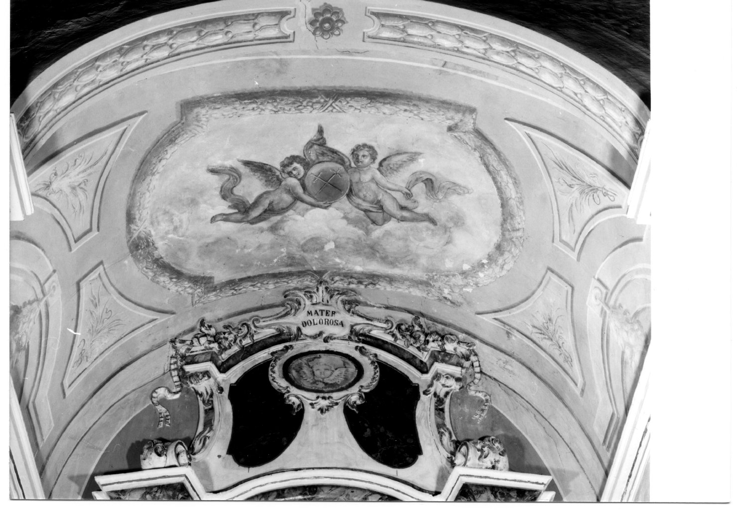 motivi decorativi architettonici; putti che reggono uno scudo con due spade (dipinto) di Baseggio Massimo detto Ferrarese (secc. XVIII/ XIX)