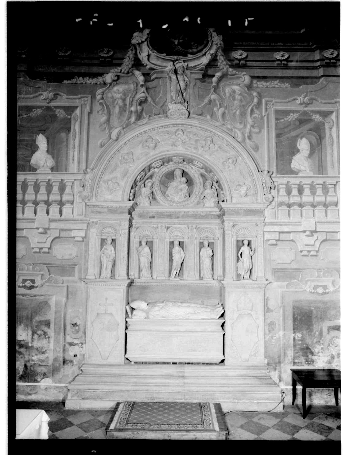Il vescovo Lorenzo Roverella defunto con santi, Madonna con Bambino, angeli e cherubini (monumento funebre) di Barocci Ambrogio detto Ambrogio da Milano, Rossellino Antonio (sec. XV)