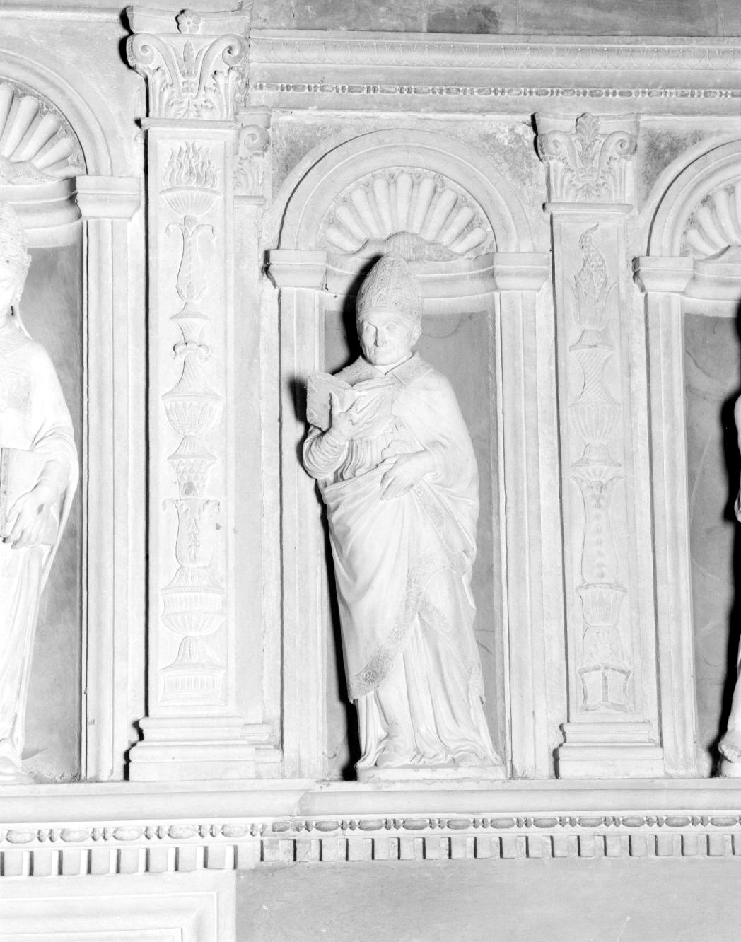 Due santi vescovi (scultura, serie) di Barocci Ambrogio detto Ambrogio da Milano (sec. XV)