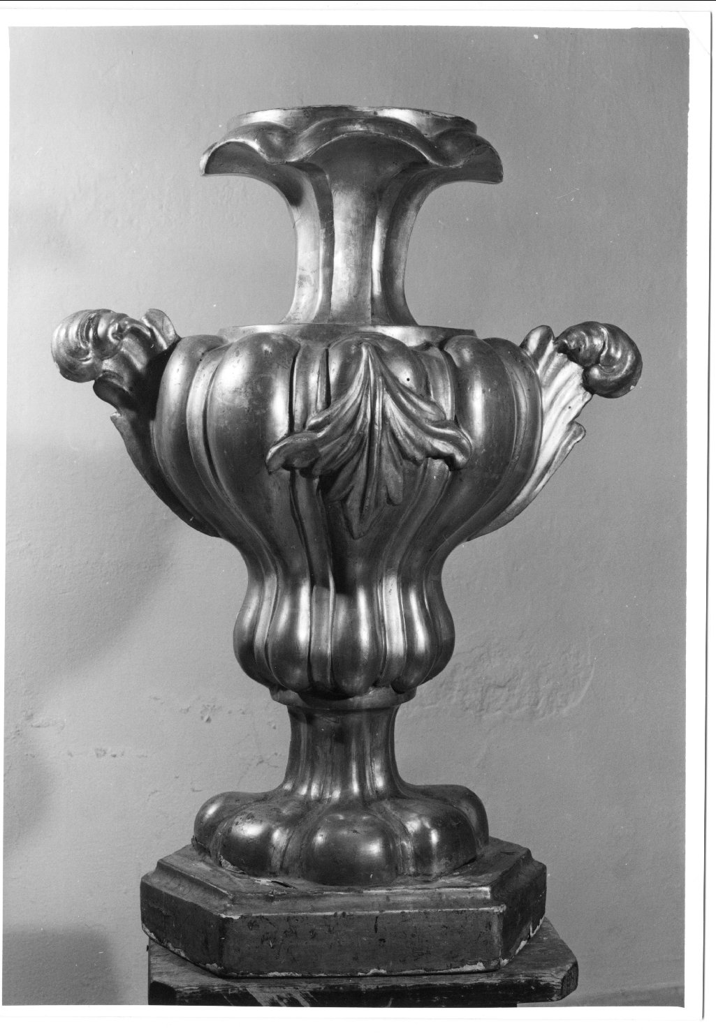 vaso d'altare con composizione floreale - manifattura ferrarese (seconda metà sec. XVIII)