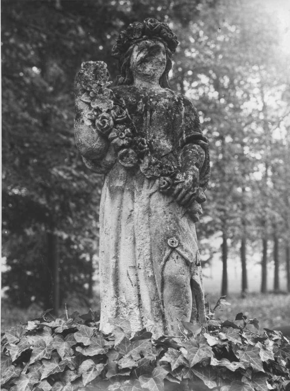 fanciulla con ghirlanda (statua) - ambito bolognese (sec. XIX)