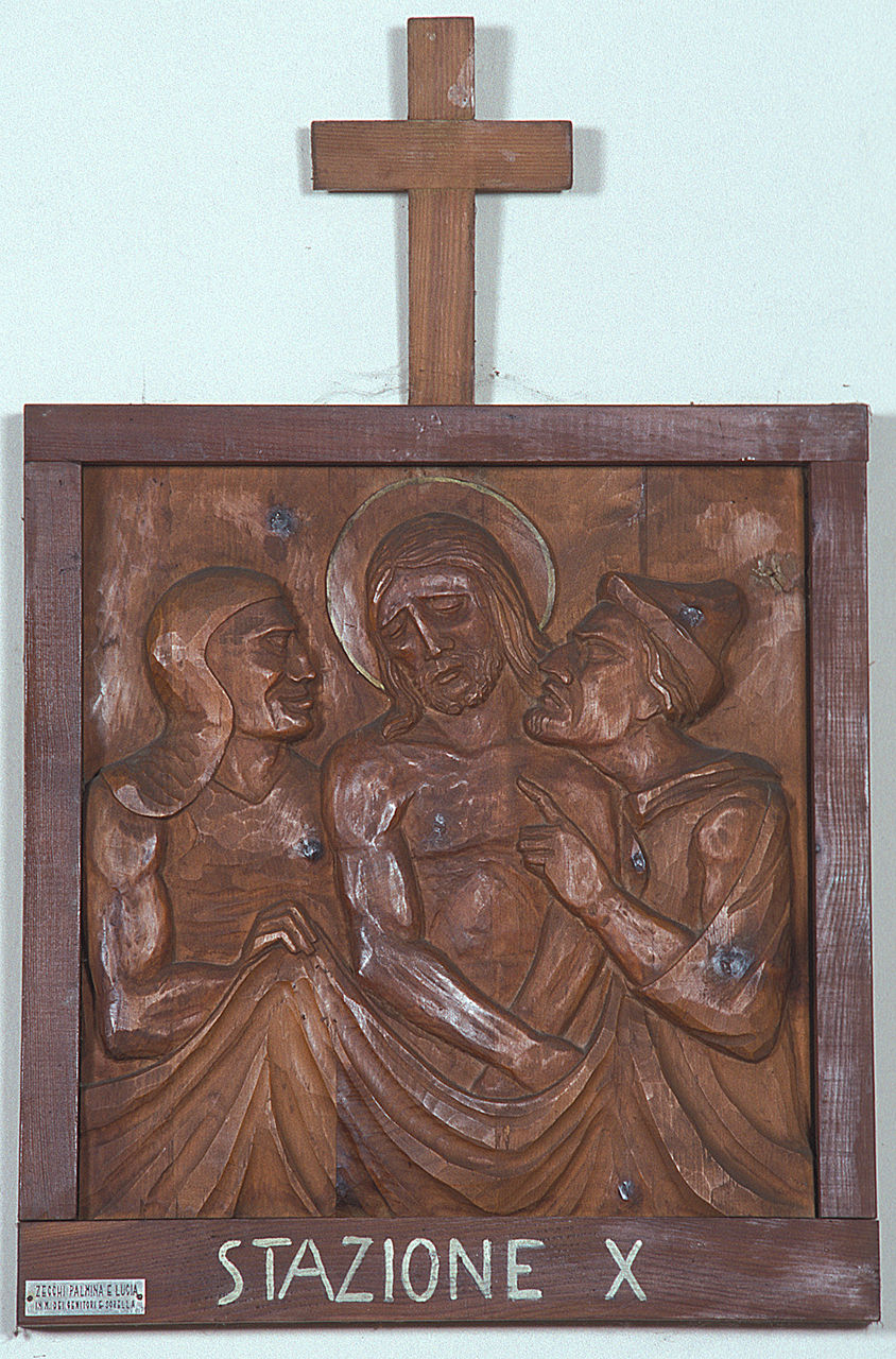 Gesù Cristo spogliato e abbeverato di fiele, stazioni della via crucis (rilievo, ciclo) di Carestiato Antonio (sec. XX)