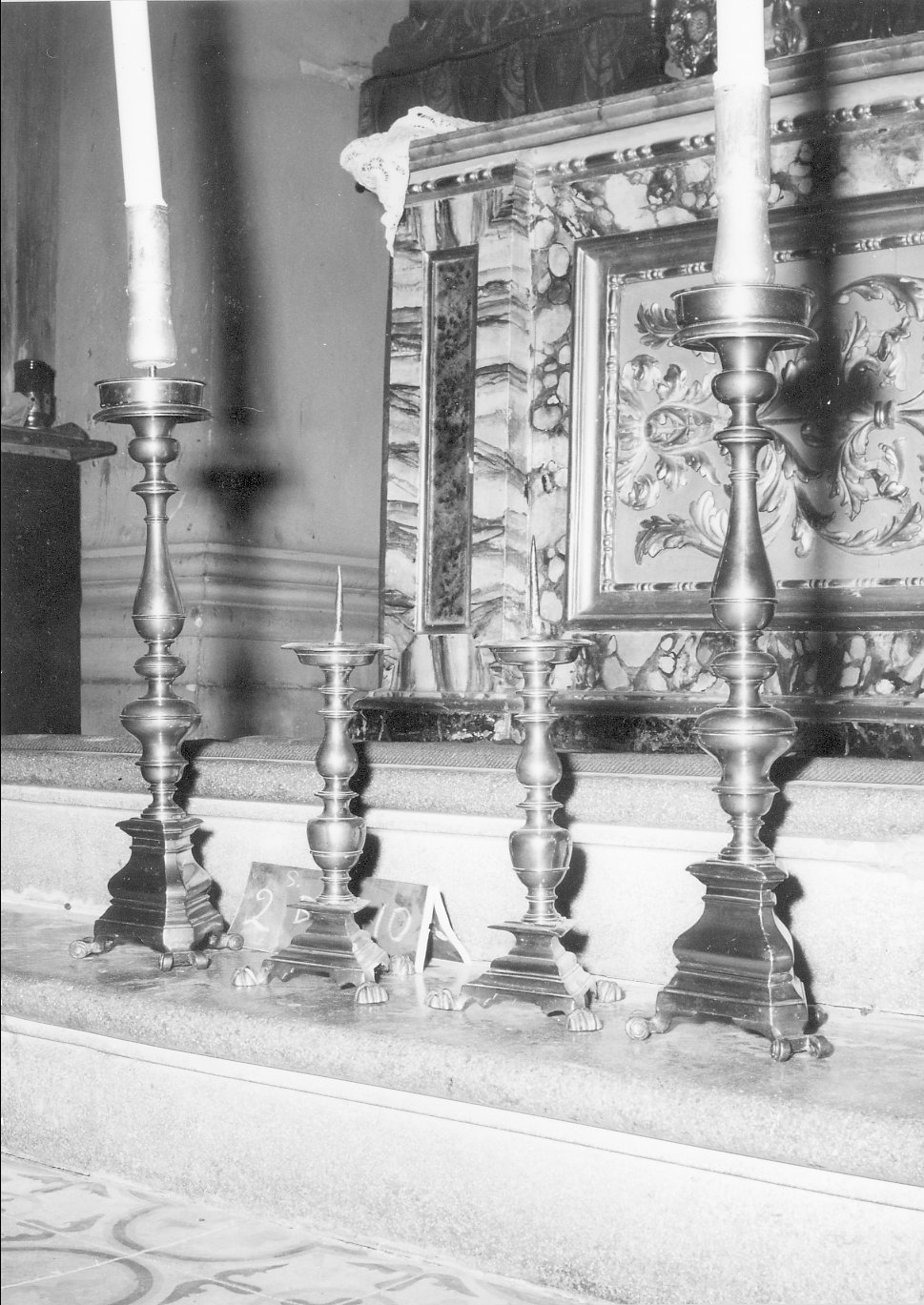 candeliere da chiesa, serie - bottega italiana (sec. XVII)