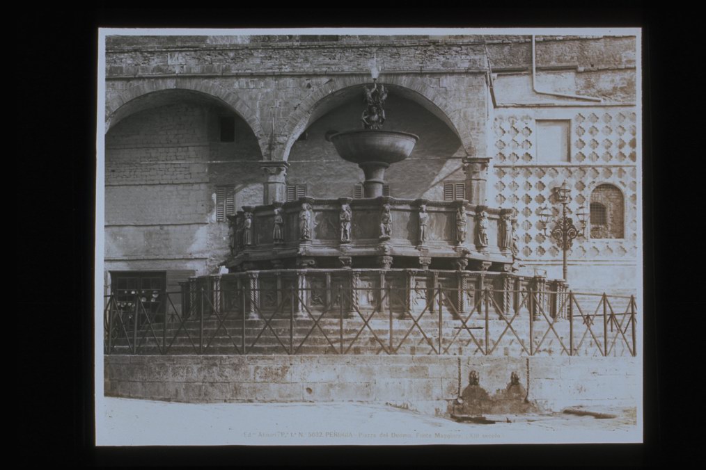 Fonte Maggiore/ Piazza del Duomo/ Perugia (diapositiva) di F.lli Alinari S.p.A. - Istituto di Edizioni Artistiche (ditta) (XX)
