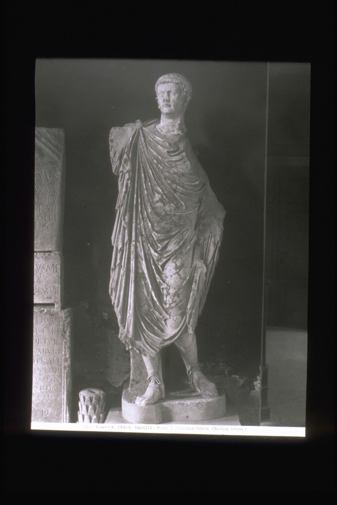 Archeologia - scultura (diapositiva) di F.lli Alinari S.p.A. - Istituto di Edizioni Artistiche (ditta) - ambito romano (XX)