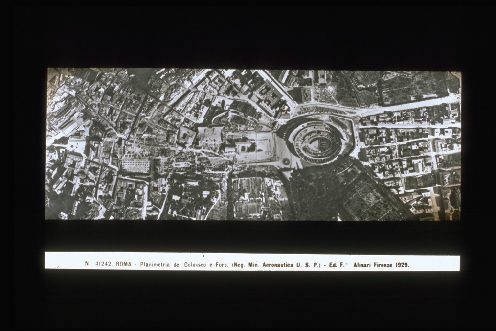Roma/ Veduta aerea del Colosseo e Foro (diapositiva) di F.lli Alinari S.p.A. - Istituto di Edizioni Artistiche (ditta) (XX)