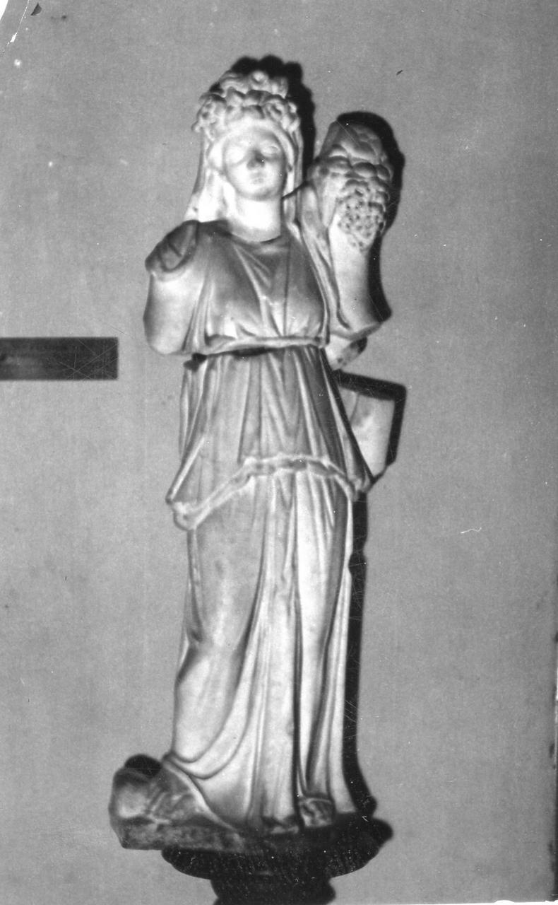 figura allegorica, Flora ? (scultura) - bottega carpigiana (prima metà sec. XVI)