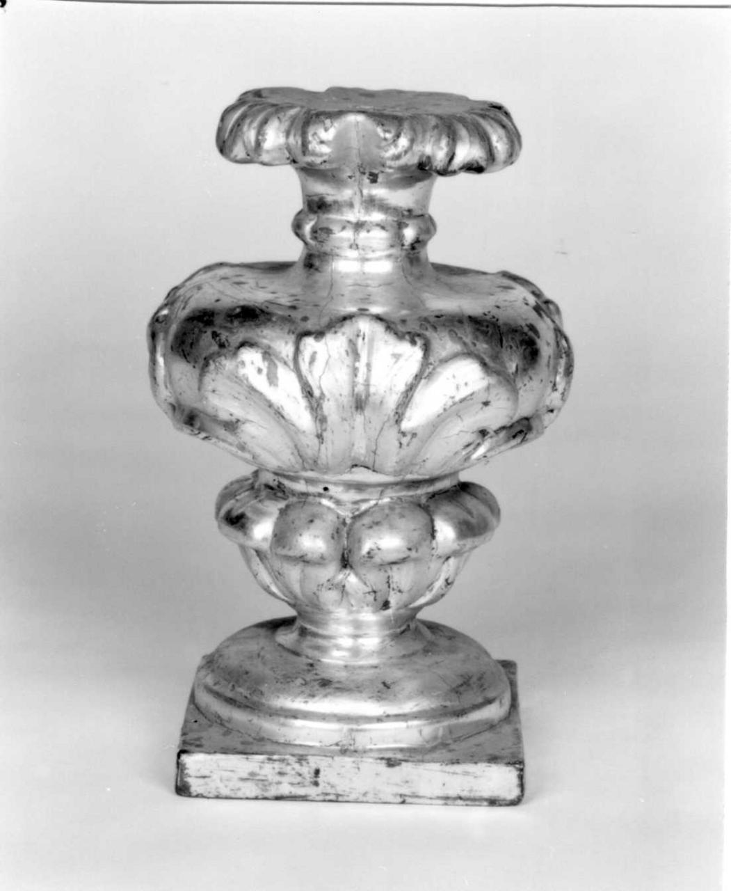 vaso d'altare con composizione floreale, serie - bottega emiliana (fine/inizio secc. XVIII/ XIX)