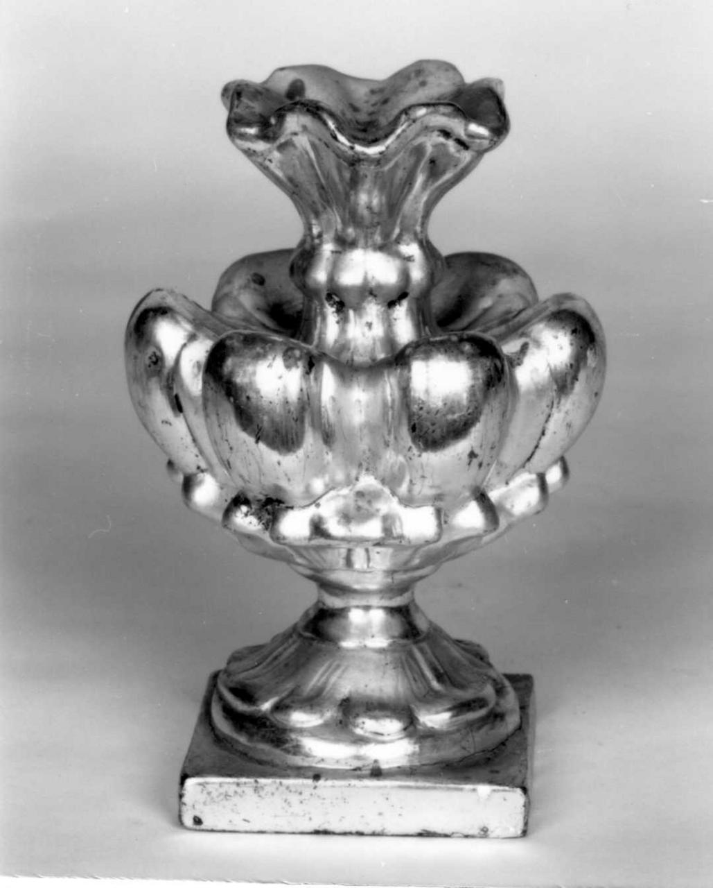 vaso d'altare con composizione floreale, serie - bottega emiliana (seconda metà sec. XVIII)