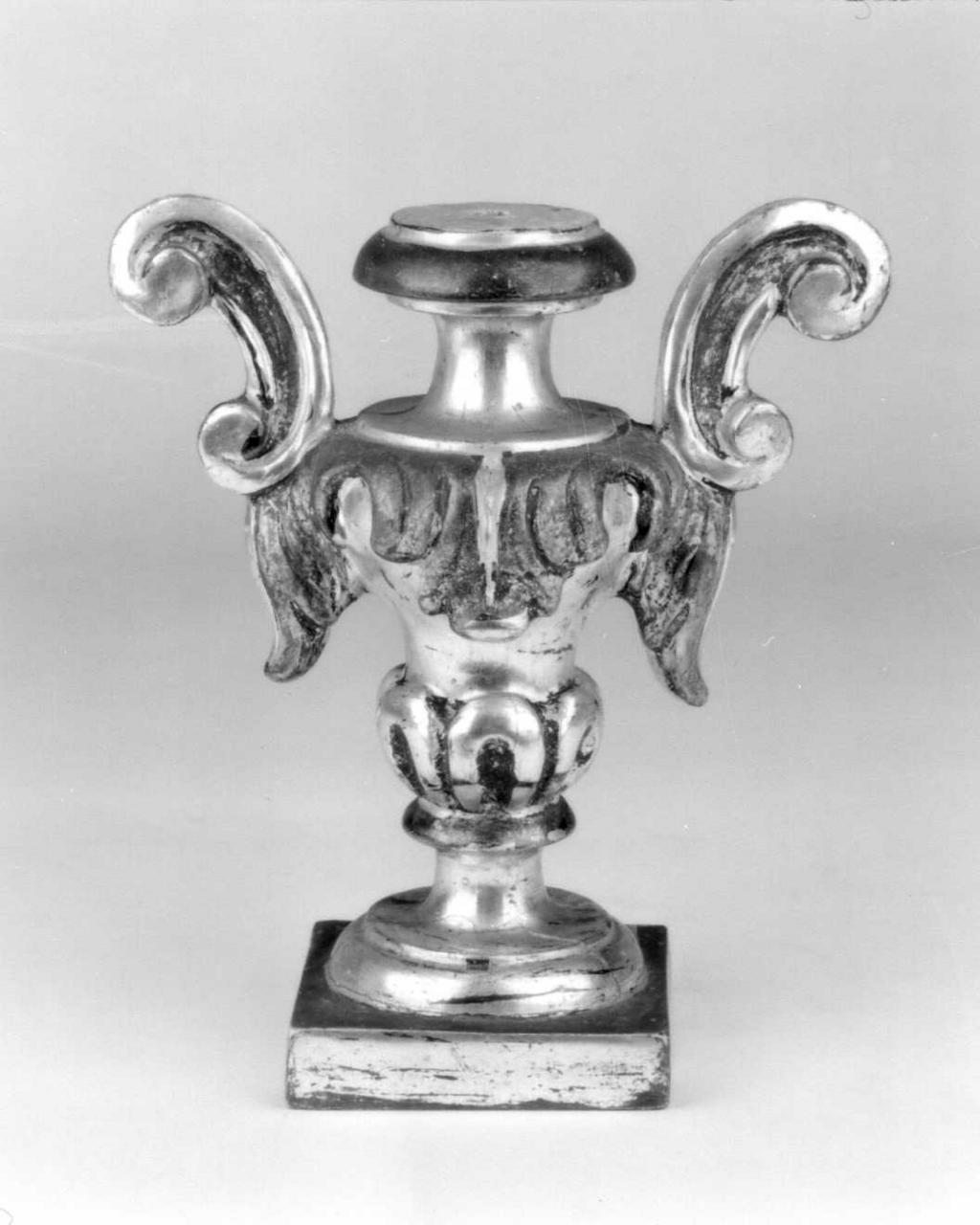 vaso d'altare con composizione floreale, serie - bottega emiliana (seconda metà sec. XVIII)