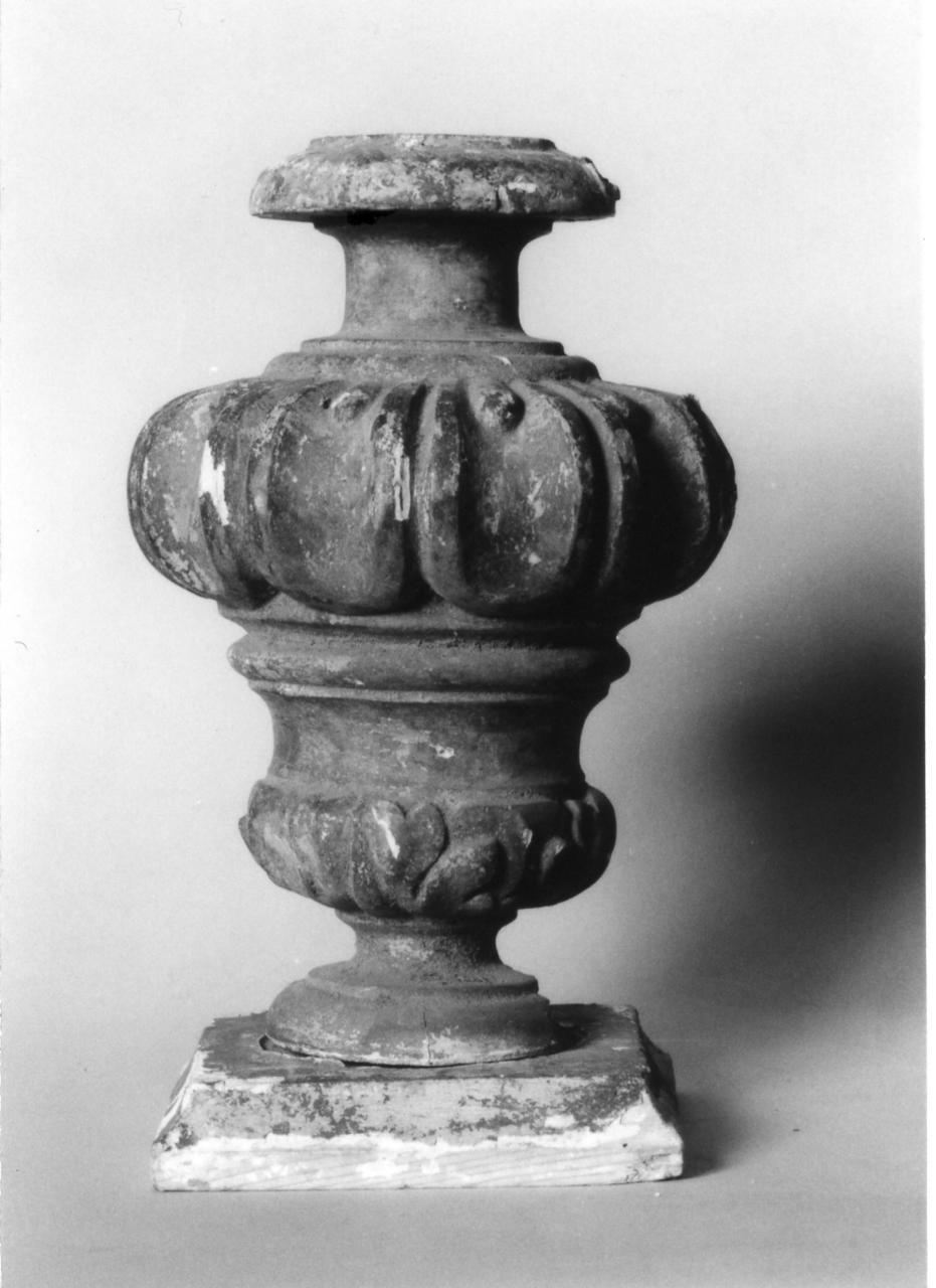 vaso d'altare con composizione floreale - bottega modenese (sec. XVIII)
