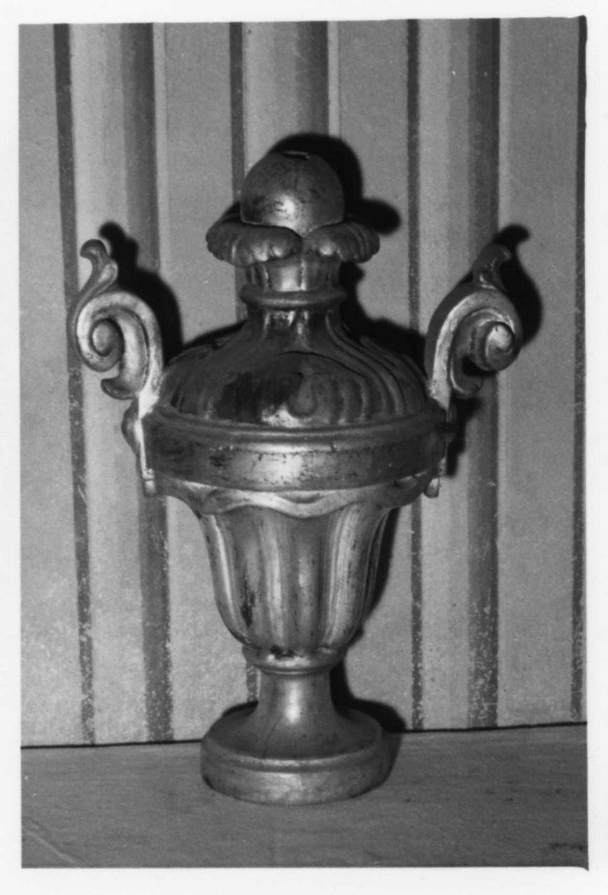 vaso d'altare con composizione floreale - bottega reggiana (sec. XIX)