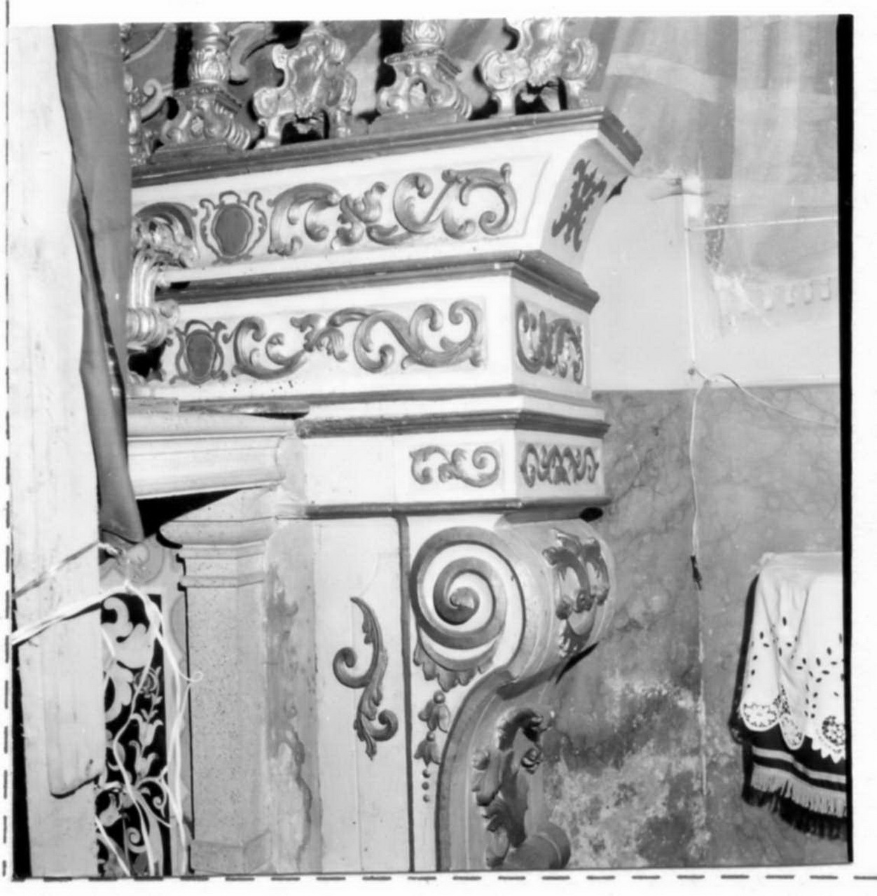 motivi decorativi a volute (altare) - bottega carpigiana (sec. XVIII)